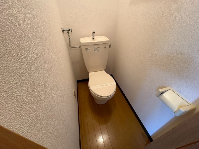トイレ　こちらはトイレです。清潔感があり、安心して使用できます。