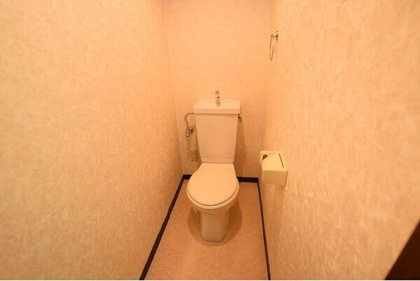 トイレ　※写真は同じマンションの違う部屋のものになります。