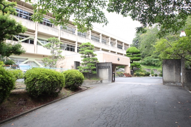 中学校　橿原市立畝傍中学校（中学校）まで1300m