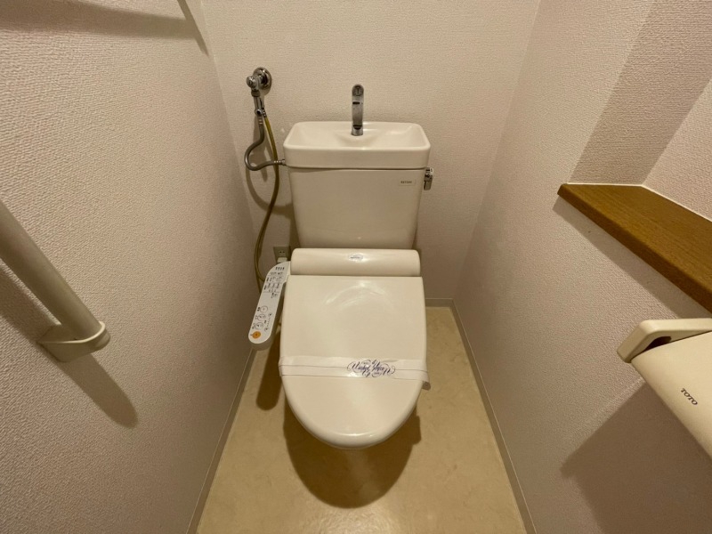 トイレ　こちらはトイレです。清潔感があり、安心して使用できます。
