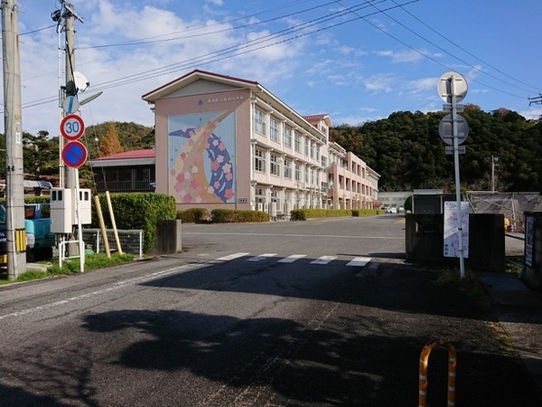 小学校　南部町立西伯小学校（小学校）まで991m