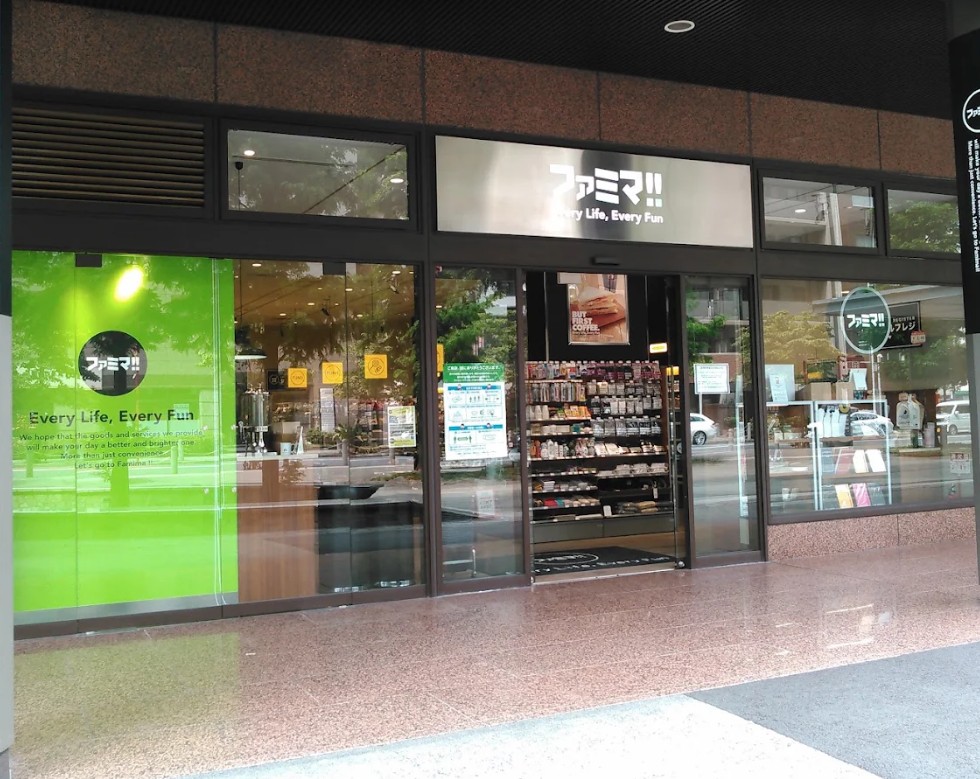 コンビニ　ファミマ芝パーク店（コンビニ）まで149m