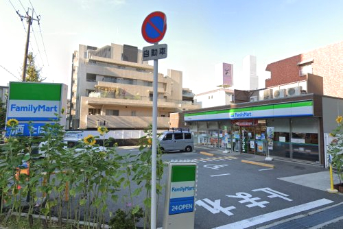 コンビニ　ファミリーマート緑地公園駅西店（コンビニ）まで378m