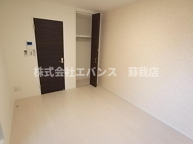 その他部屋・スペース　落ち着いた色調の寝室です