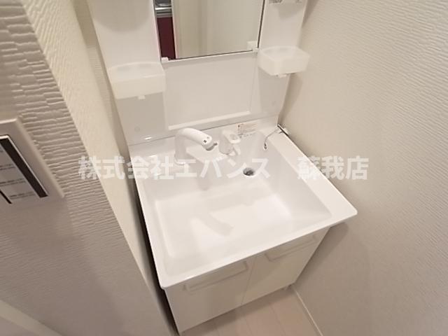 洗面設備　独立洗面台、小物を置くことができて便利です