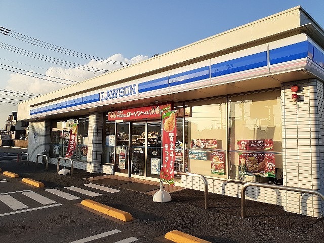 コンビニ　ローソン 成田５１号通店（コンビニ）まで500m