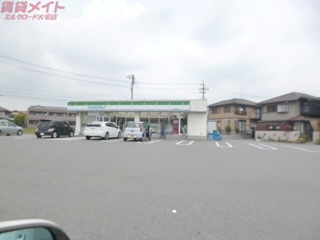 コンビニ　ファミリーマート北勢麻生田店（コンビニ）まで526m