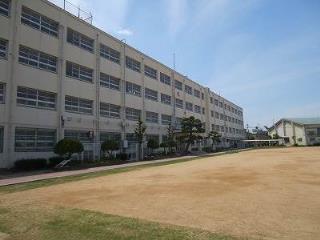 小学校　高槻市立南大冠小学校（小学校）まで91m