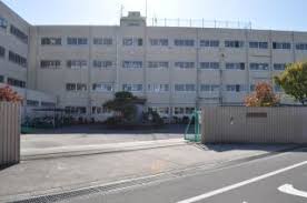 中学校　高槻市立冠中学校（中学校）まで813m