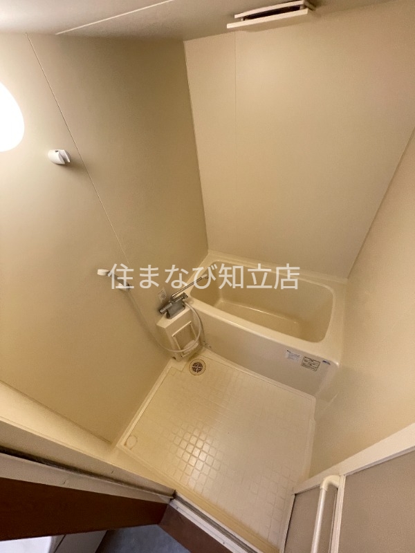 バス・シャワールーム　改装前（清掃前）／反転
