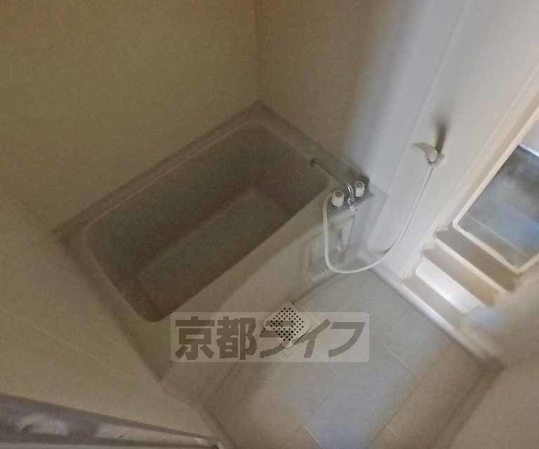 バス・シャワールーム　バスルームです