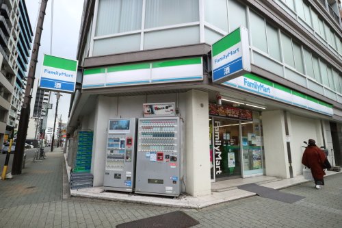 コンビニ　ファミリーマート 栄瓦通店（コンビニ）まで81m