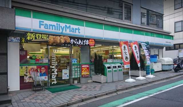 コンビニ　ファミリーマート　アイズ高田馬場店（コンビニ）まで62m