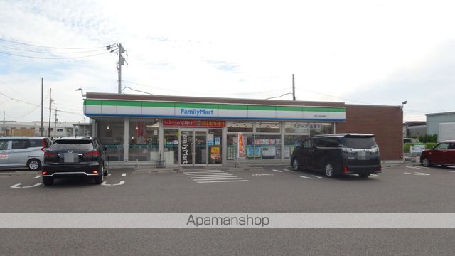 コンビニ　ファミリーマート（コンビニ）まで716m
