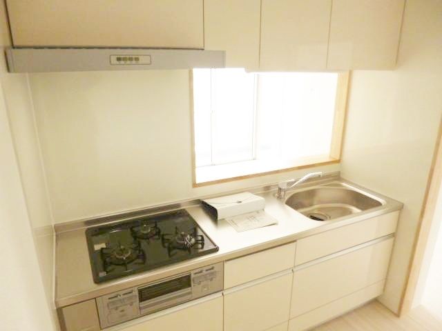 キッチン　☆ガス３口・グリル付き☆収納もたくさんあって便利なカウンタ…