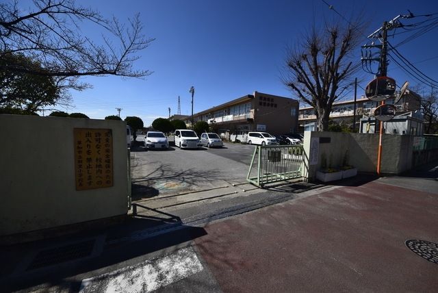 小学校　草加市立新里小学校（小学校）まで554m