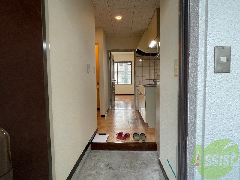玄関　玄関入って正面にリビングが広がっていますね