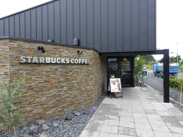 飲食店　スターバックスコーヒー多摩野猿街道店（飲食店）まで888m