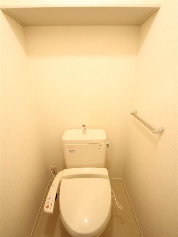 トイレ　トイレには棚があってストック品も置けます！※202号室の写真