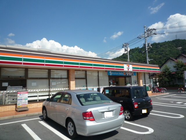 コンビニ　セブンイレブン広島海田曙町店（コンビニ）まで737m
