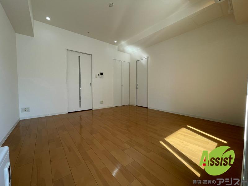 居室・リビング　８．９帖の洋室です。広々として、きれいですね。