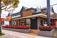 飲食店　マクドナルド平岸店（飲食店）まで385m