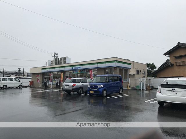 コンビニ　ファミリーマート（コンビニ）まで297m