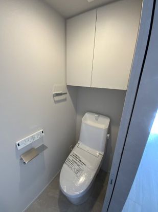 トイレ　落ち着いた色調のトイレです