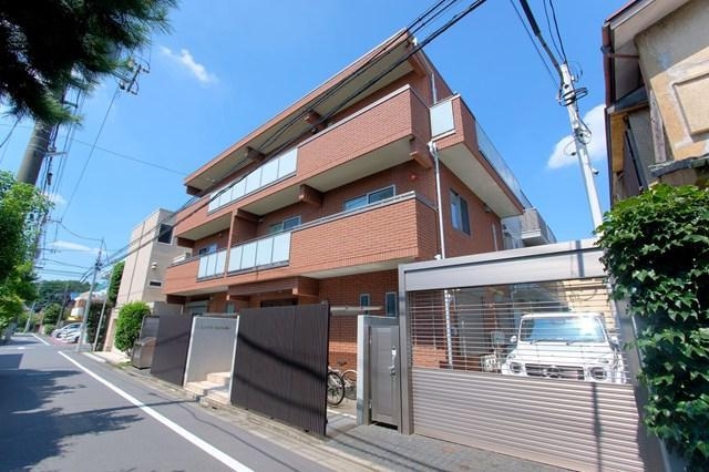 建物外観　鉄筋コンクリート造のがっちりとした建物。