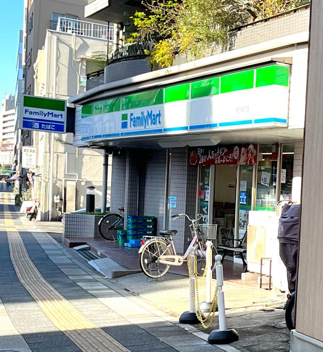 コンビニ　ファミリーマート 浦和仲町店（コンビニ）まで290m