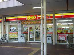 コンビニ　デイリーヤマザキ 近鉄高田市駅前店（コンビニ）まで905m