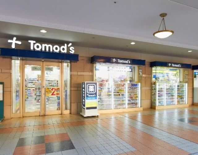 ドラックストア　トモズ恵比寿ガーデンプレイス店（ドラッグストア）まで450m