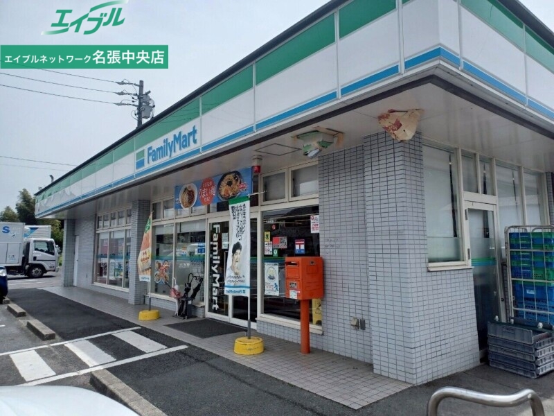 コンビニ　ファミリーマート青山店（コンビニ）まで670m