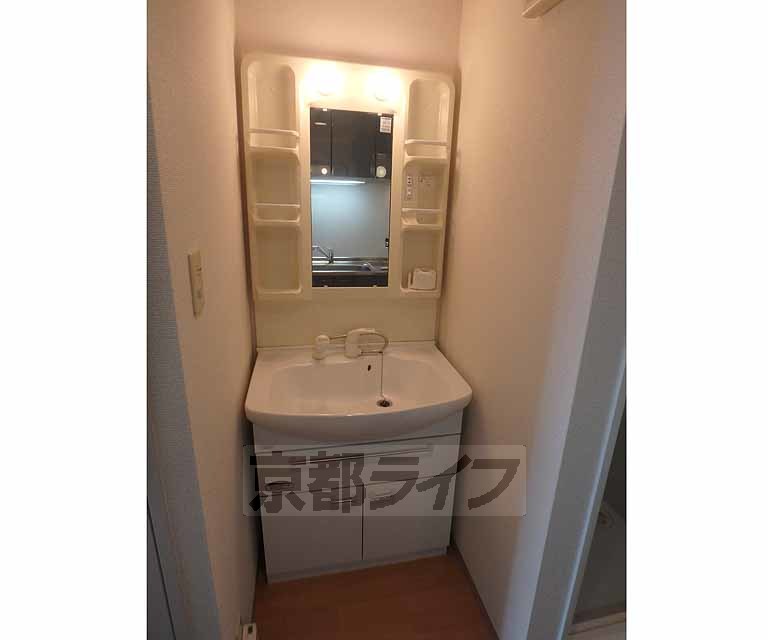 洗面設備　シャンプードレッサ付きの独立洗面台です。
