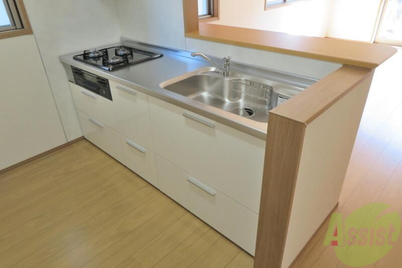 キッチン　調理もはかどりそうな大きめのシステムキッチンです。