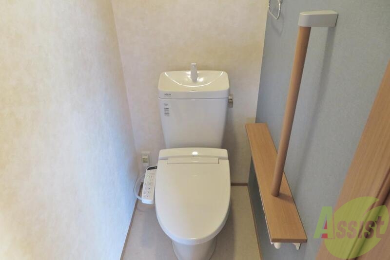 トイレ　トイレには手すりとウォッシュレットが付いています。