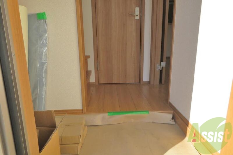 玄関　玄関も広めで、左側には大きめの収納が備わっております。