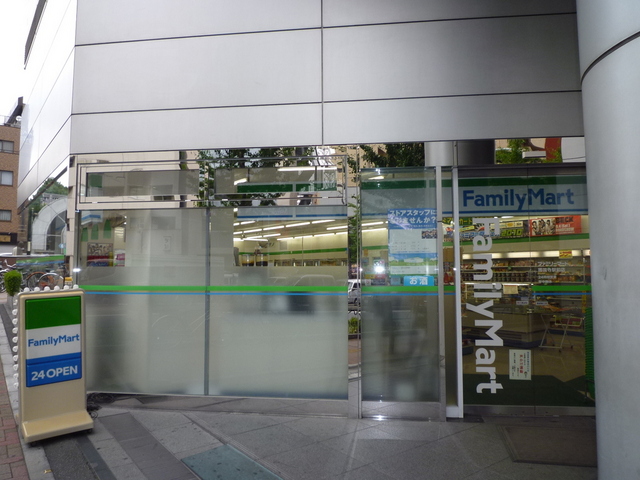 コンビニ　ファミリーマート（コンビニ）まで30m