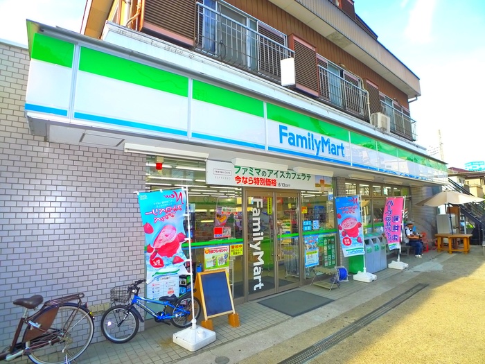 コンビニ　ファミリーマート（コンビニ）まで108m