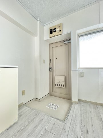 玄関　※写真は他号室です
