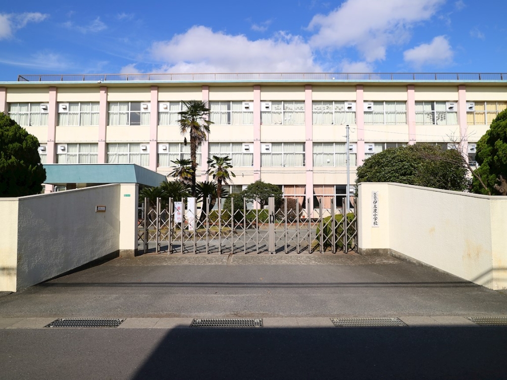 小学校　水巻町立伊左座小学校（小学校）まで904m