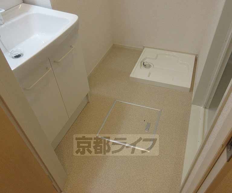 洗面設備　脱衣スペースも十分な広さです