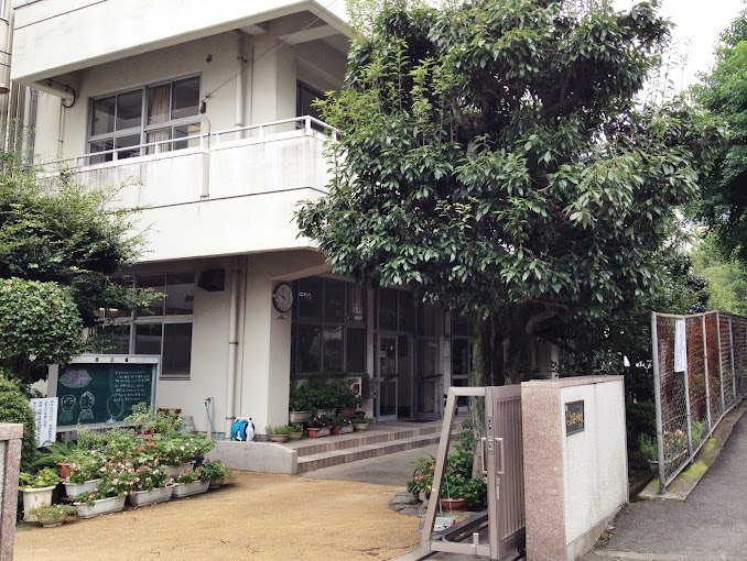 中学校　長崎市立岩屋中学校（中学校）まで743m