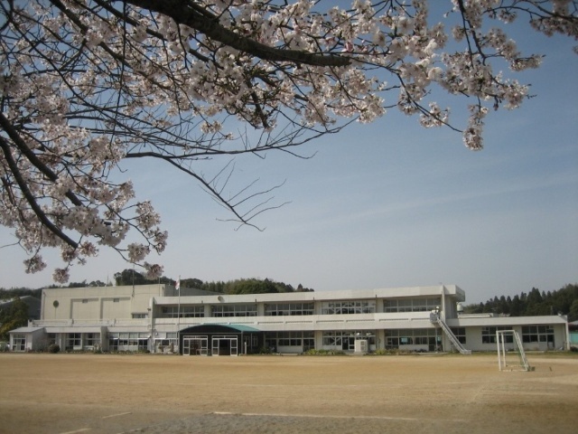 小学校　名古屋市立日吉小学校（小学校）まで588m