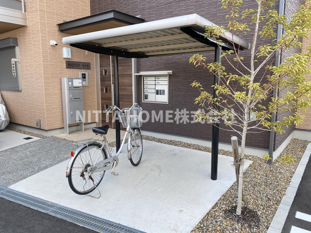 エントランス　屋根付き駐輪場は無料で使用可能◎