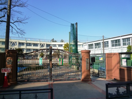 小学校　世田谷区立下北沢小学校（小学校）まで806m