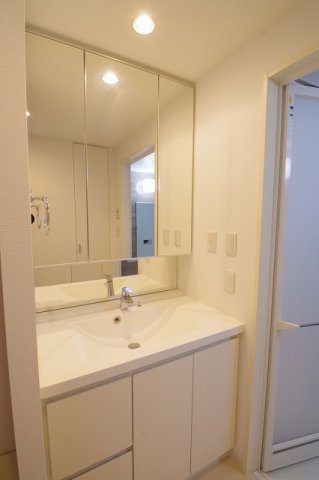 洗面設備　※同じ間取りの別のお部屋の写真です。