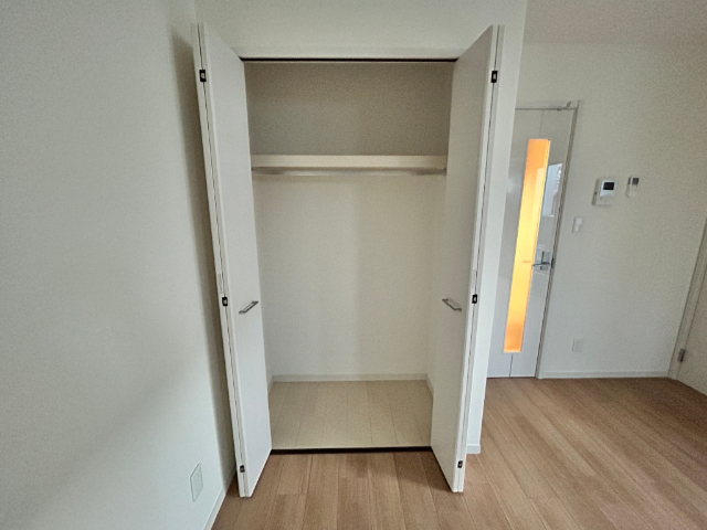 収納　丈の長い衣服を掛けることが出来ます。