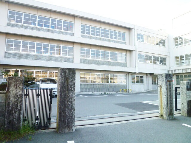 小学校　松阪市立第四小学校（小学校）まで1082m
