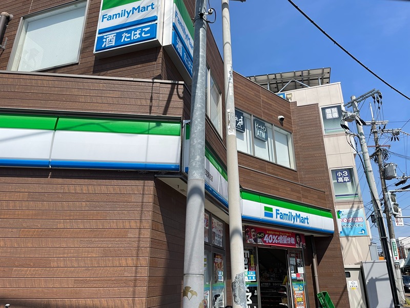 コンビニ　ファミリーマート堺初芝駅前店（コンビニ）まで396m
